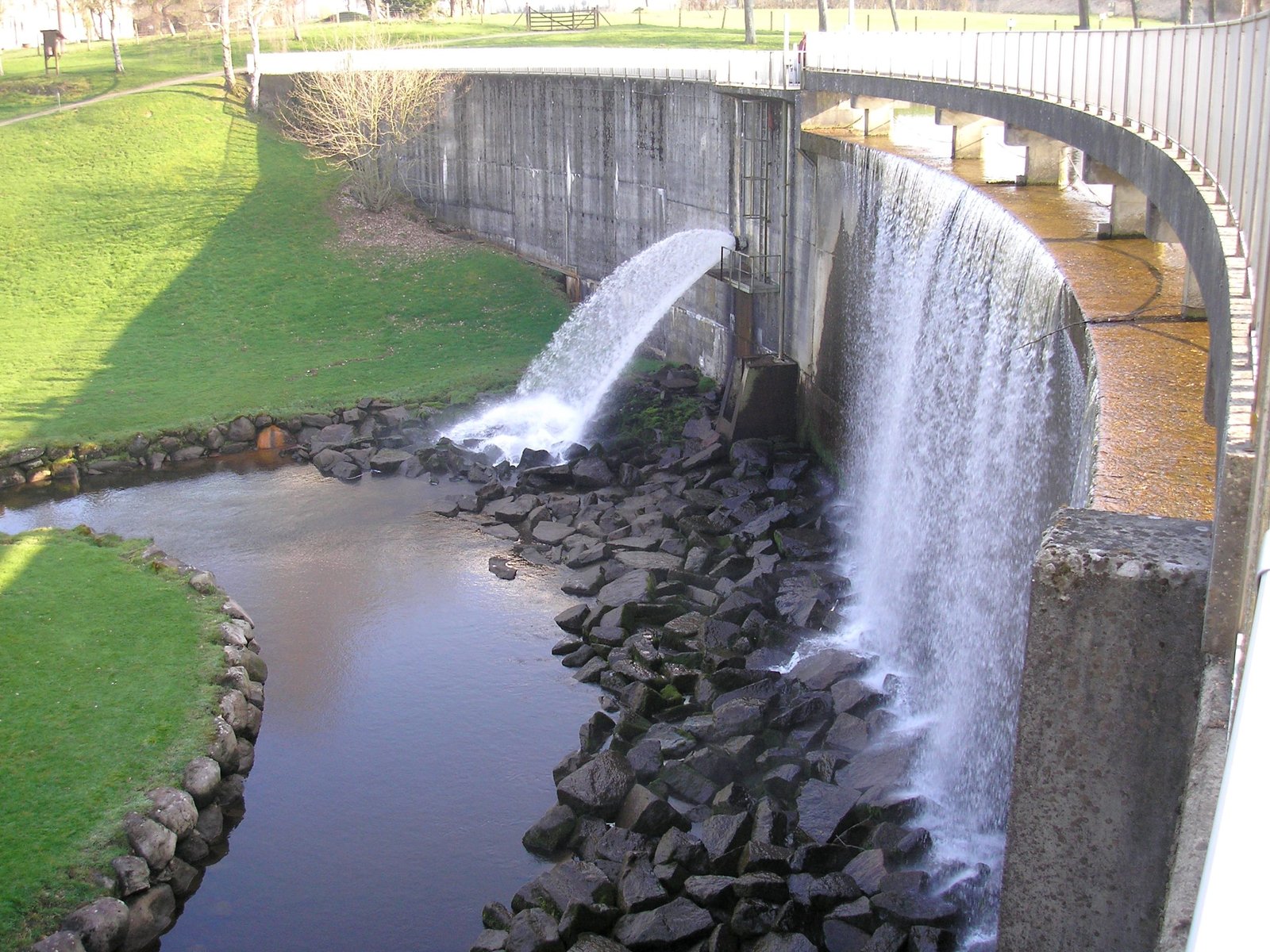 L’eau franchissant le barrage de la Dathée