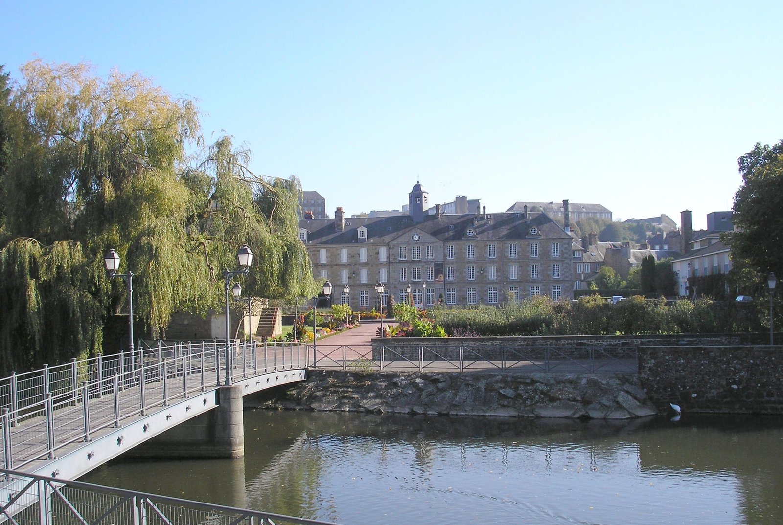 La Vire à l’écluse et l’ancien Hôtel-Dieu abritant le musée