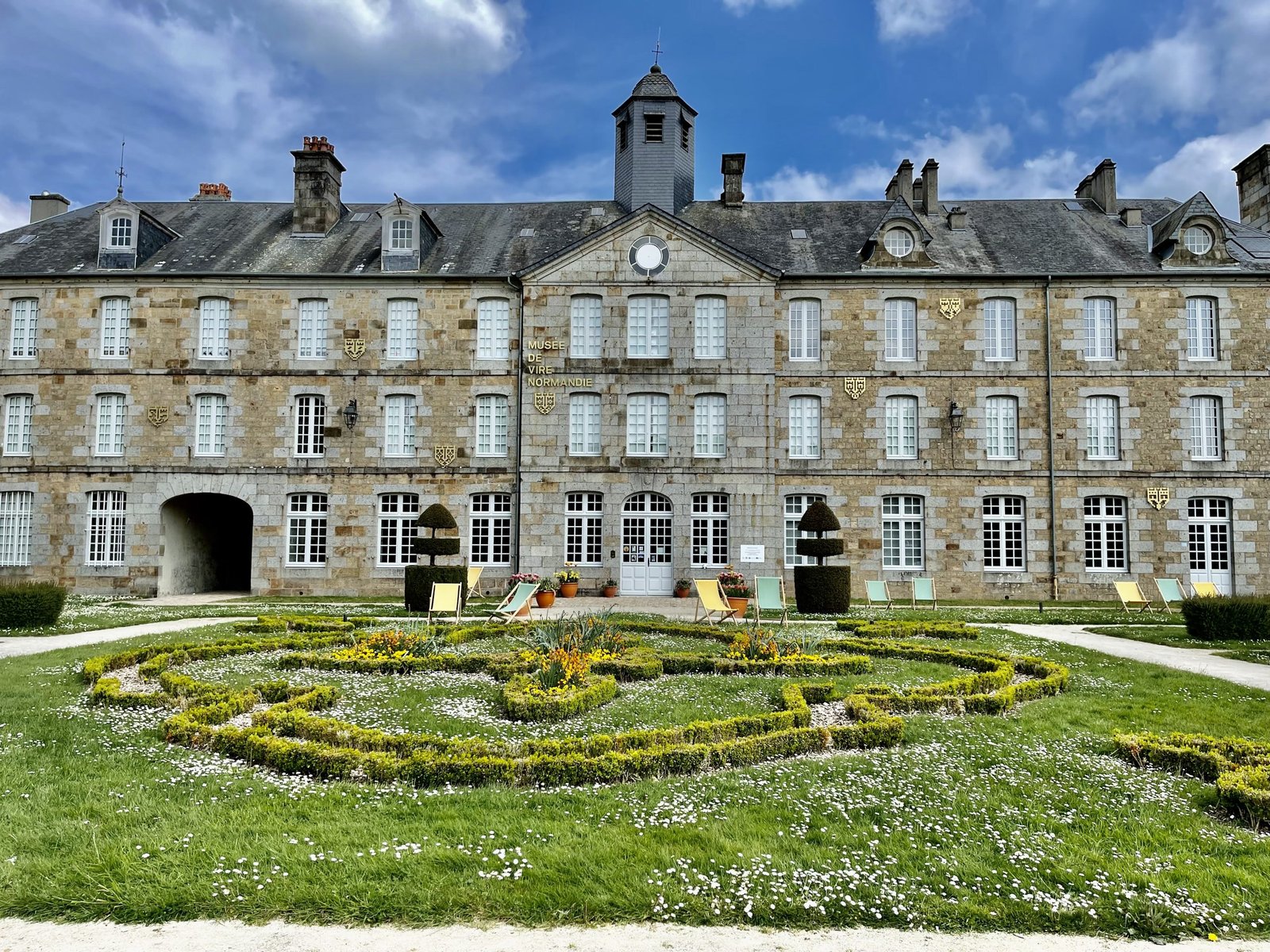 La façade du musée de Vire Normandie et son jardin