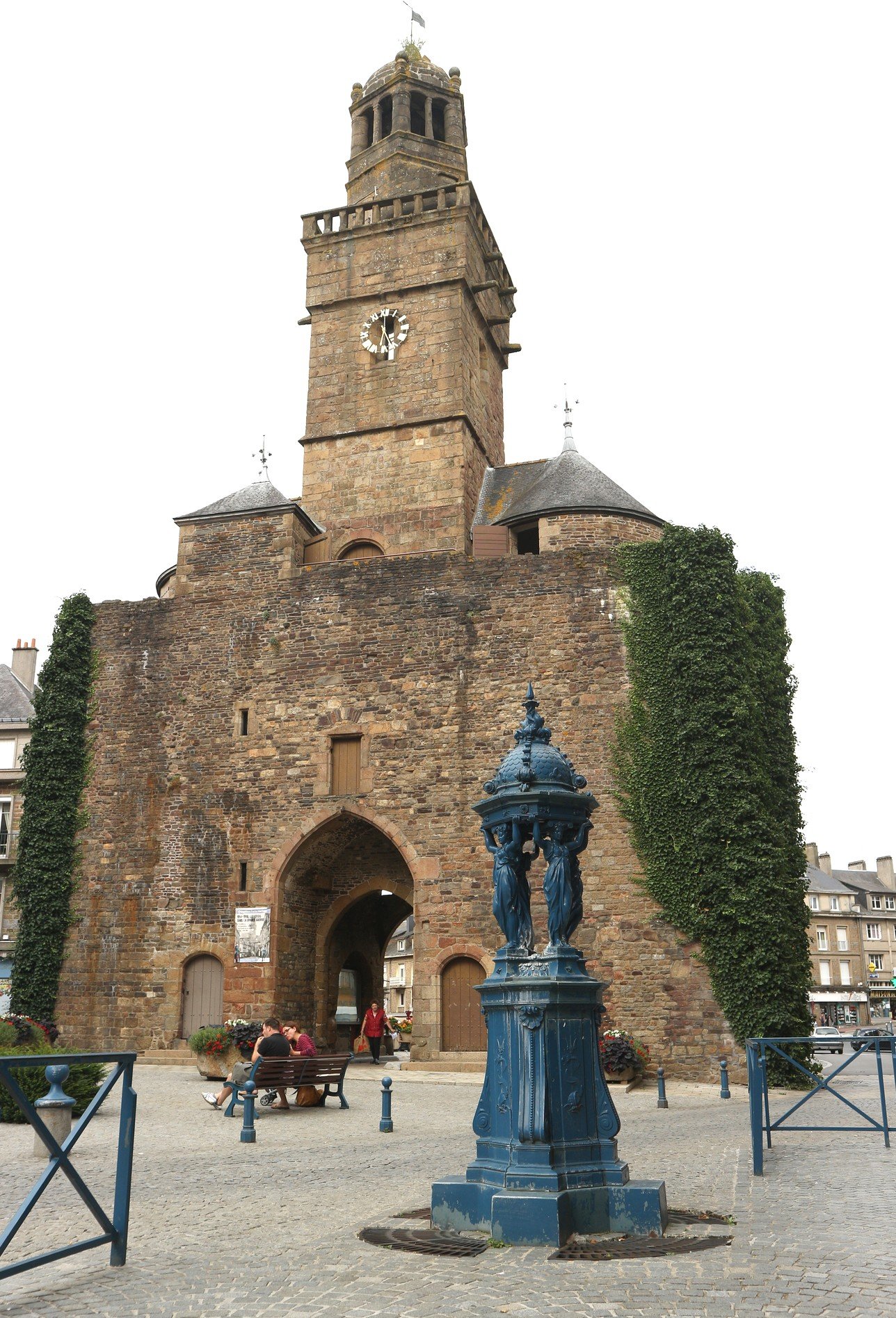 Porte-Horloge et fontaine Wallace, vues depuis la rue Saulnerie à Vire