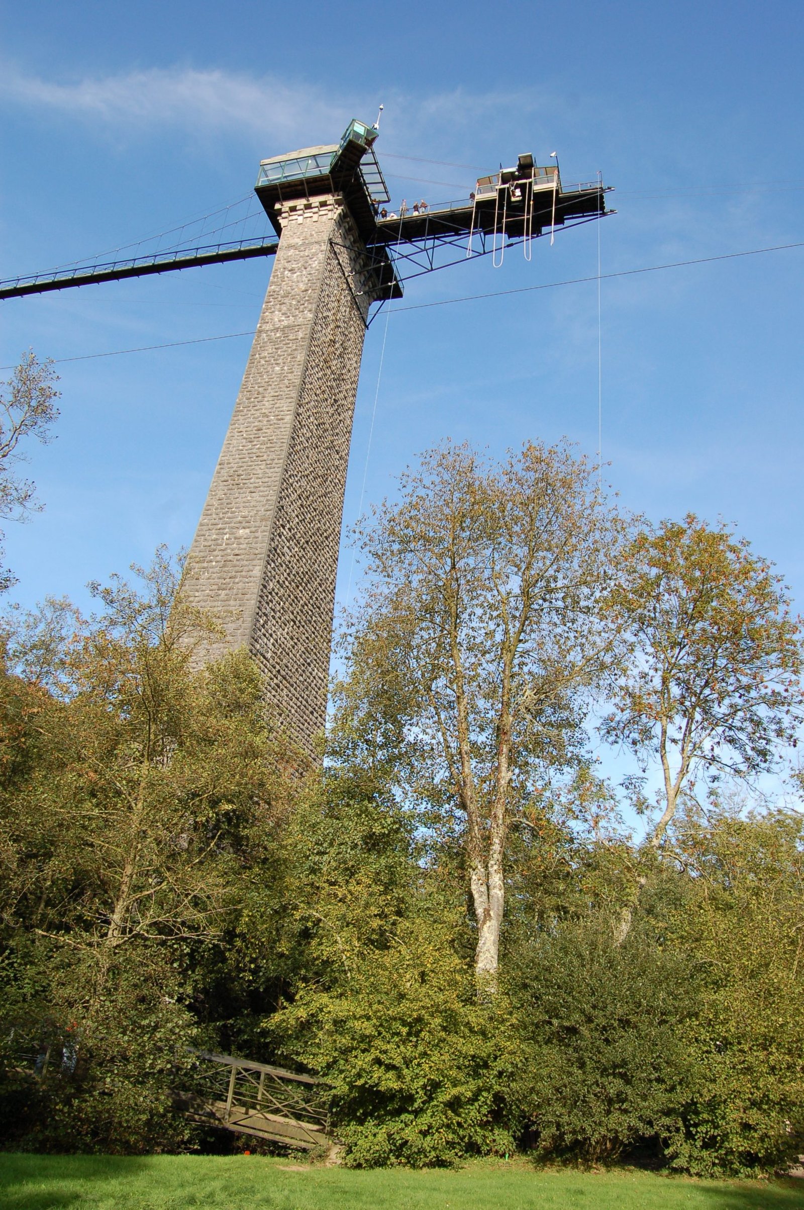 Une pile du viaduc de la Souleuvre et sa passerelle