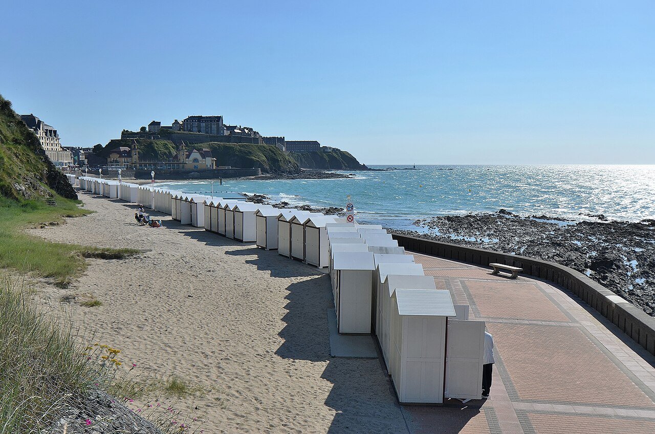 La plage du Plat-Gousset à Granville et ses cabines face à la mer