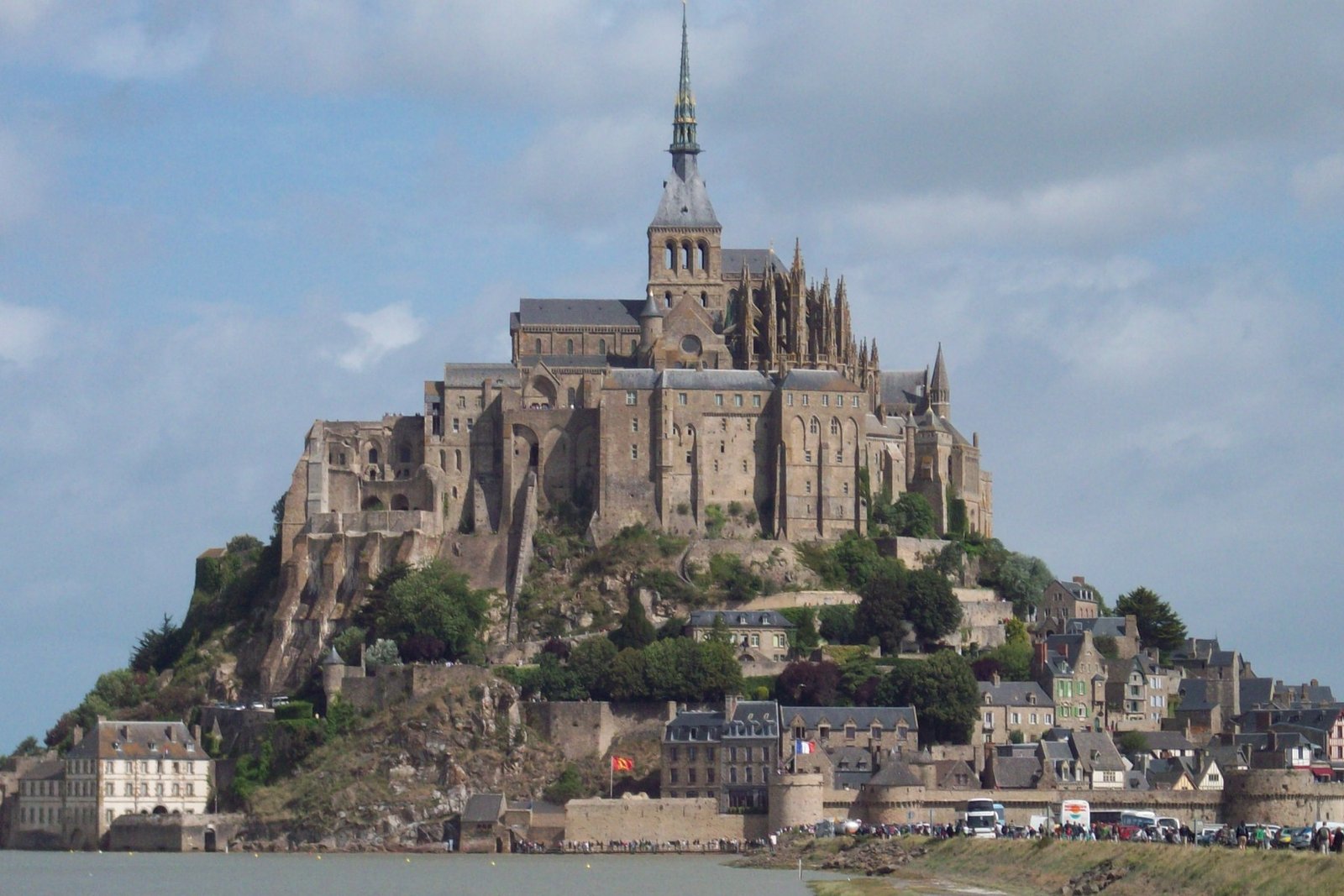 Le Mont-Saint-Michel et son abbaye vus depuis la côte